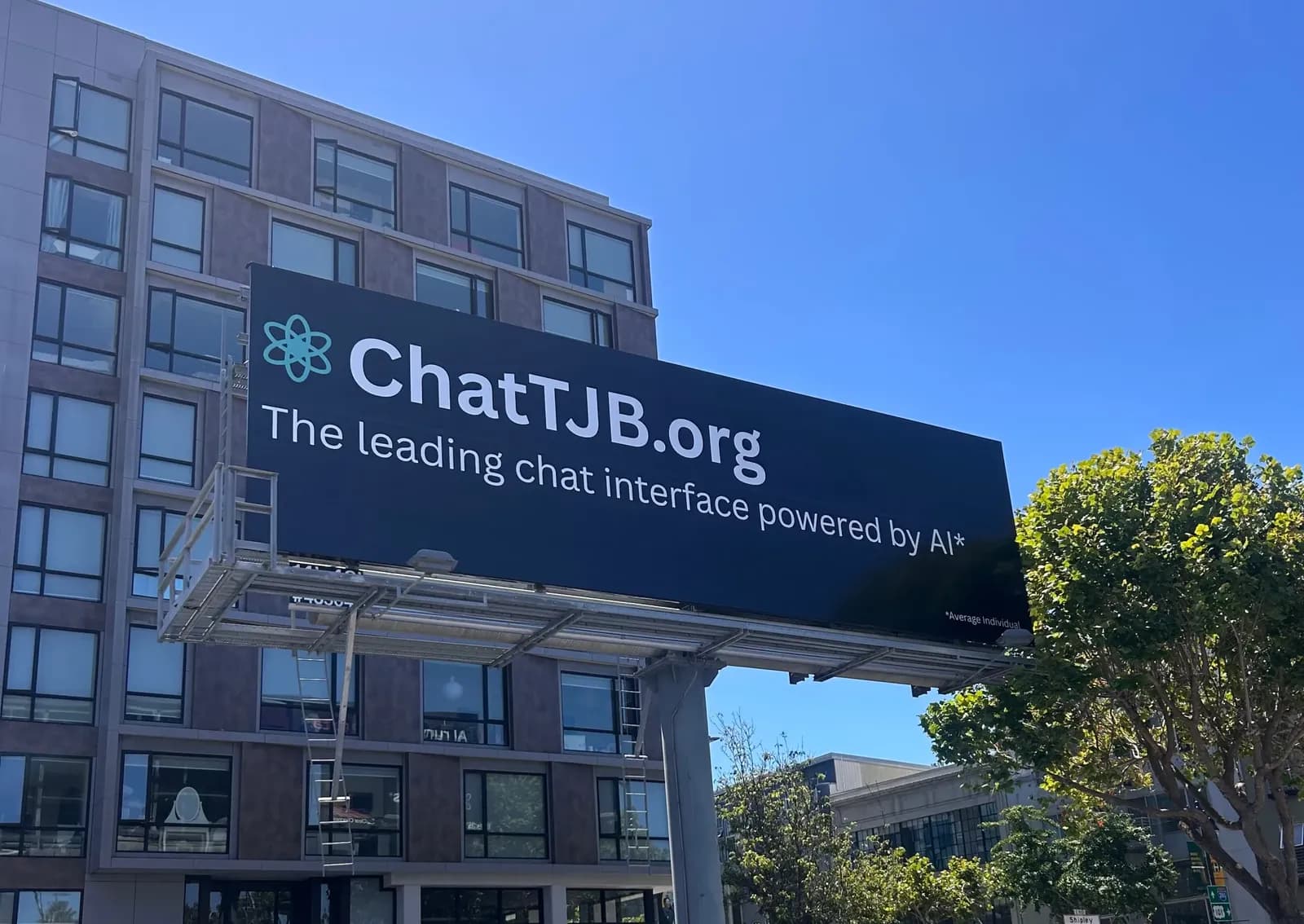 Reklamskylten för ChatTJB i San Francisco - powered by AI, där AI står för average individual