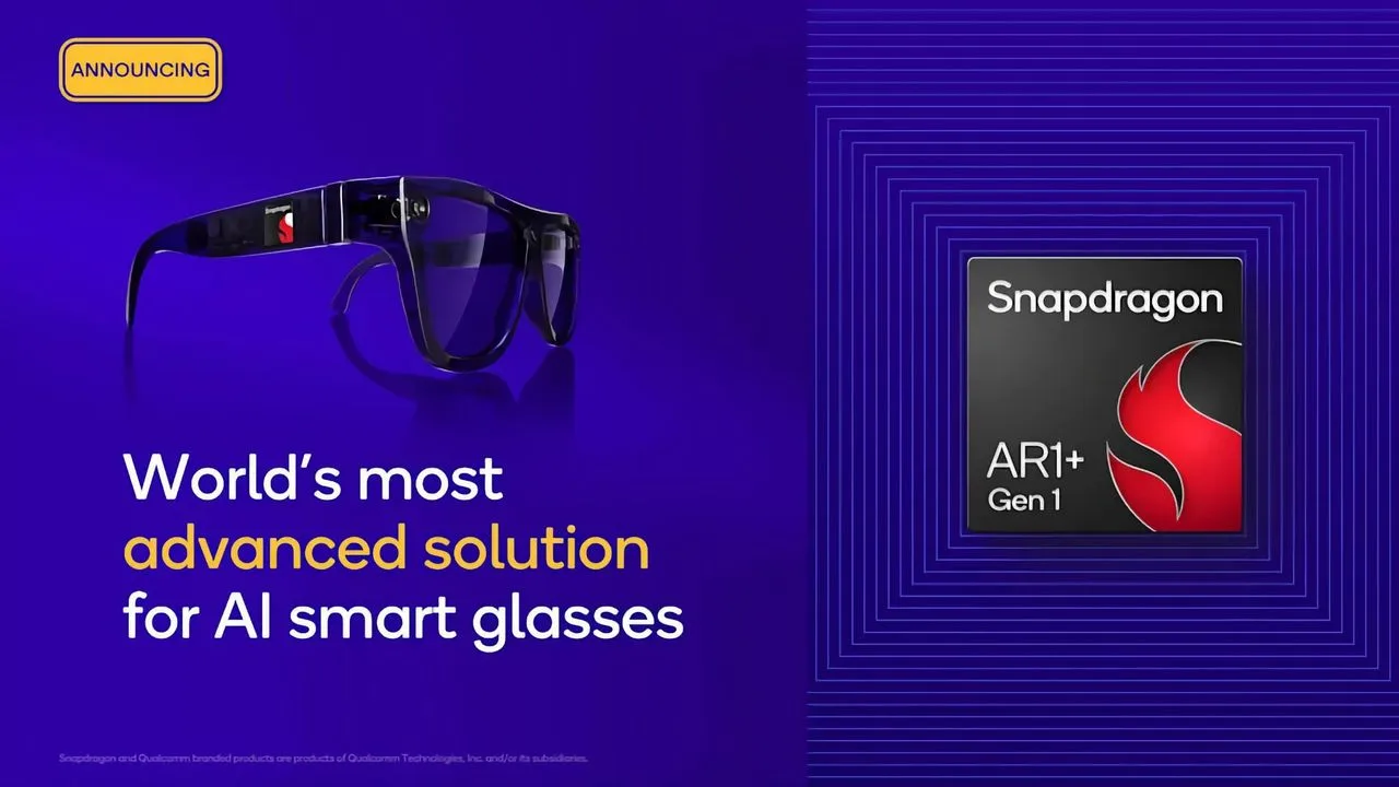 Qualcomms pressbild för Snapdragon AR1+ Gen 1: ett par smarta glasögon bredvid chippet och texten World's most advanced solution for AI smart glasses